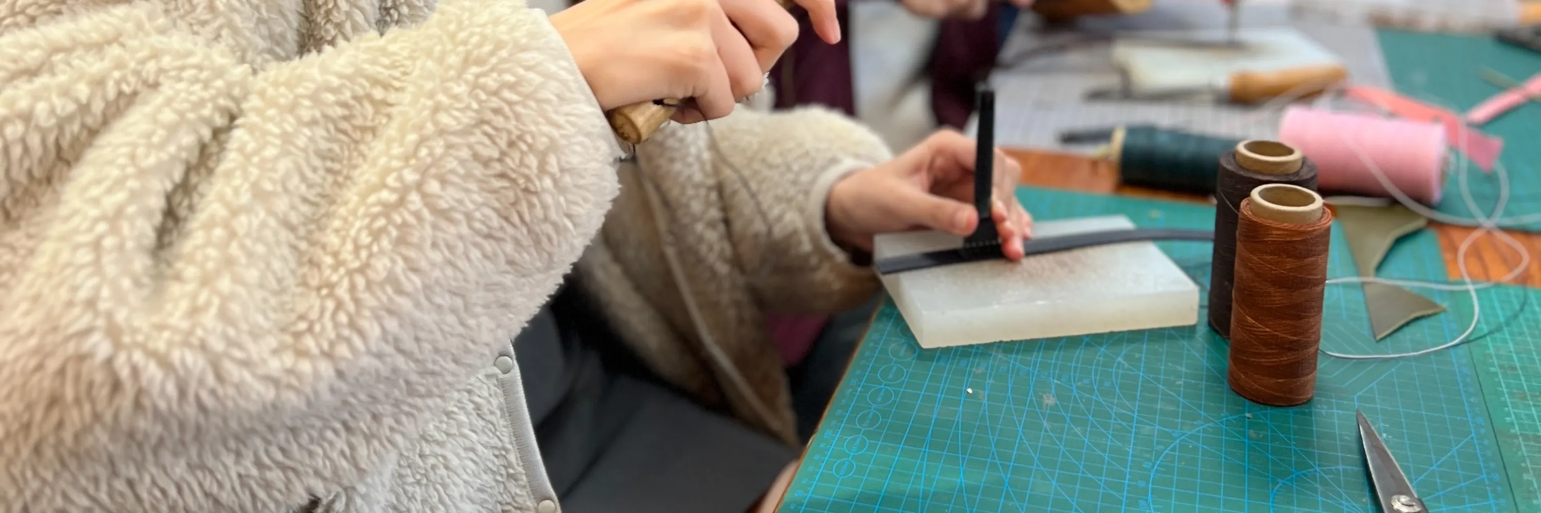 手作班房 Handmade Art Room - 皮革情侣手镯工作坊 |  拍拖好去处 | 铜锣湾